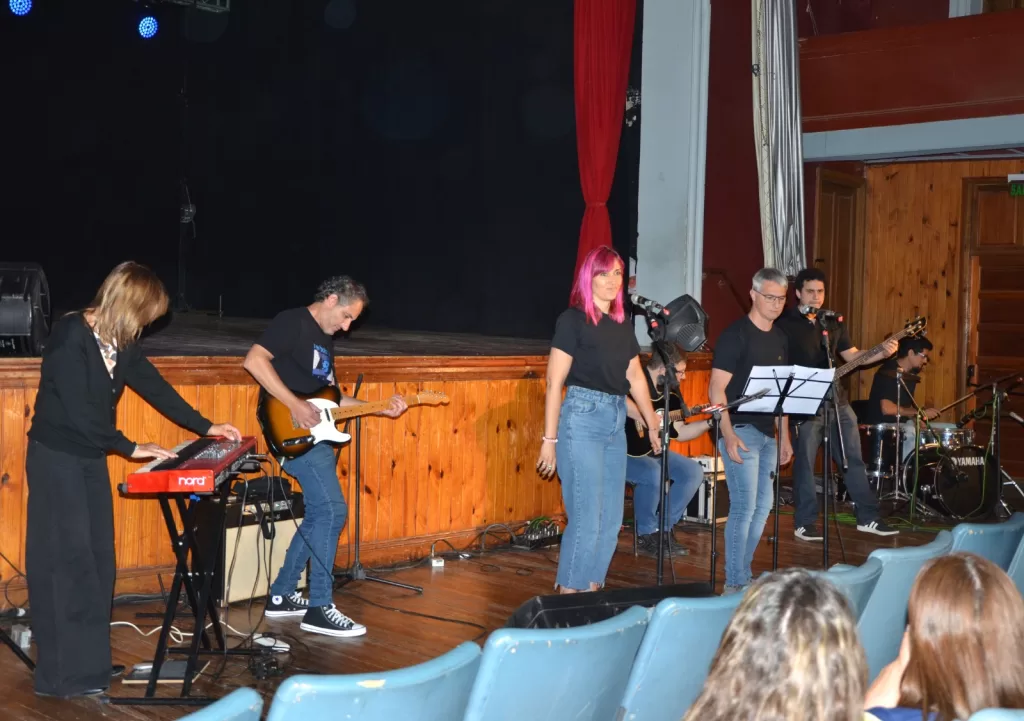 Villa Cañás: Democracia y Rock, 40 años con emocionante intervención artística Villa Cañás: Democracia y Rock, 40 años con emocionante intervención artística