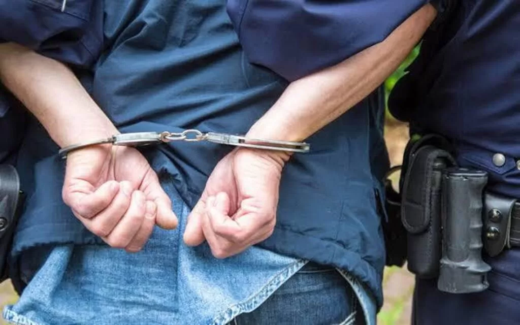 Santa Isabel: Imputaron a un hombre por agredir a un policía que le ordenó que dejara de arrojar piedras hacia una casa