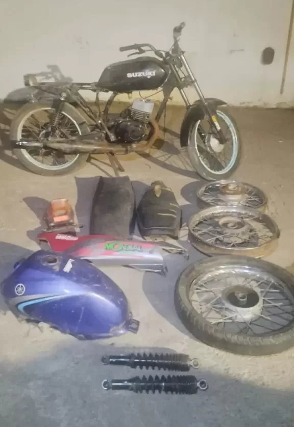 Elortondo: Allanamiento con secuestro de drogas ilícitas y partes de motos