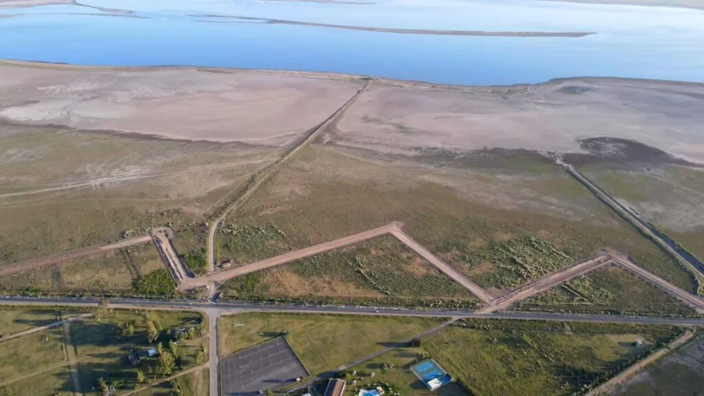 Melincué: La Provincia construye la obra de defensa en la Laguna
