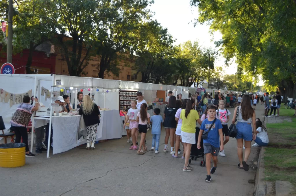 Villa Cañás: Una multitud disfrutó la 22ª Feria Nacional de Artesanos Villa Cañás: Una multitud disfrutó la 22ª Feria Nacional de Artesanos