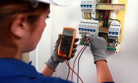Formación gratuita de oficios: Di Gregorio lanza el curso de electricidad domiciliaria