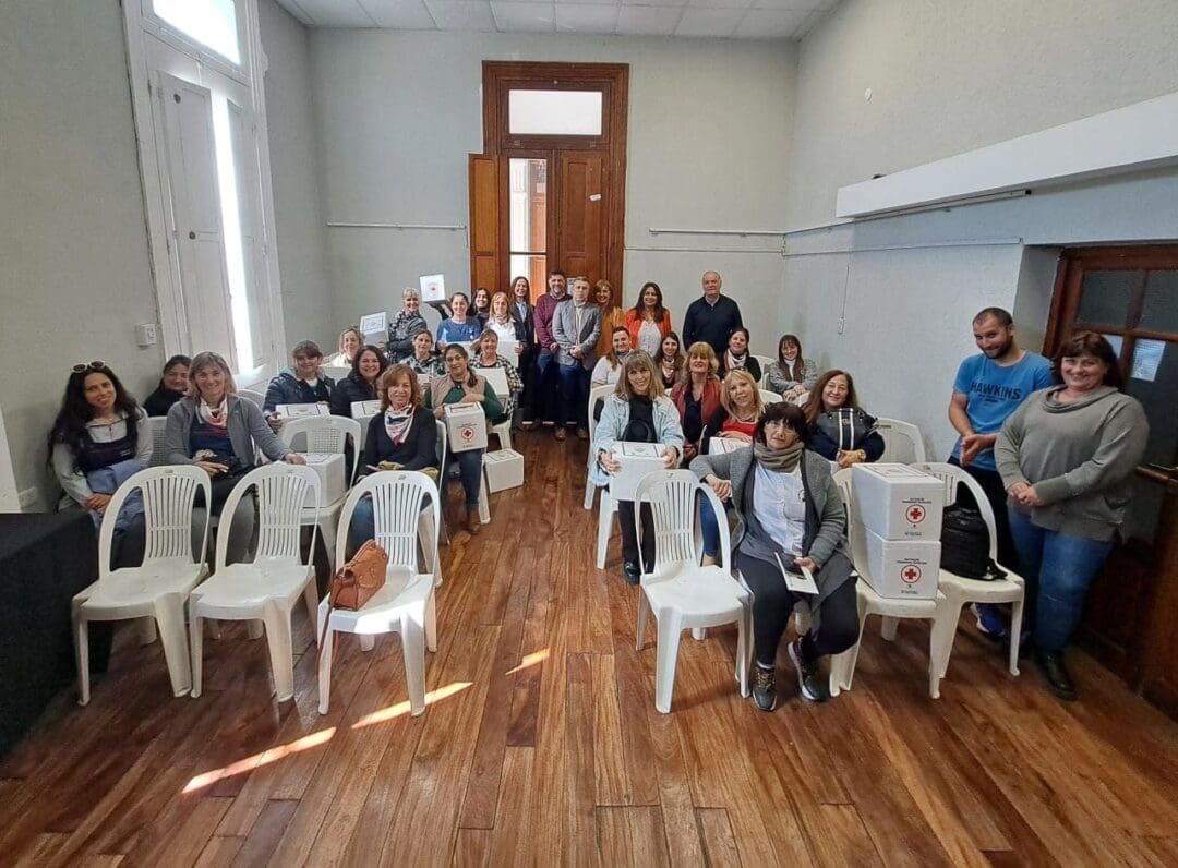 Villa Cañás: El Municipio y el Colegio de Farmacéuticos entregaron botiquines Villa Cañás: El Municipio y el Colegio de Farmacéuticos entregaron botiquines