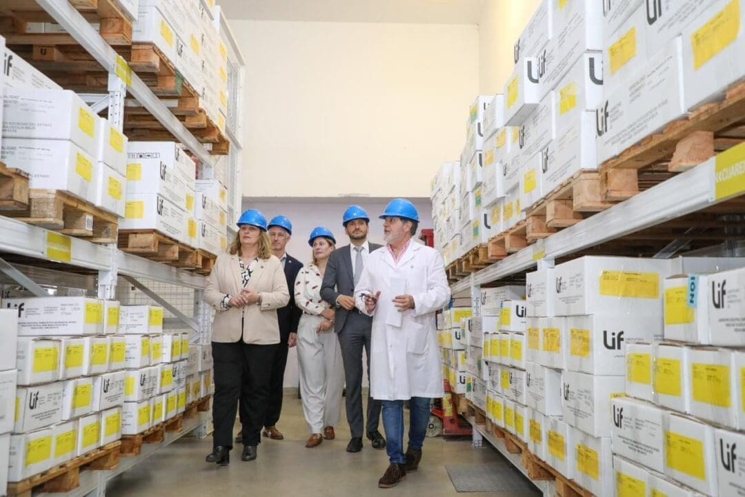 Objetivo Dengue: Pullaro recorrió el LIF, que quintuplicará la producción de repelente