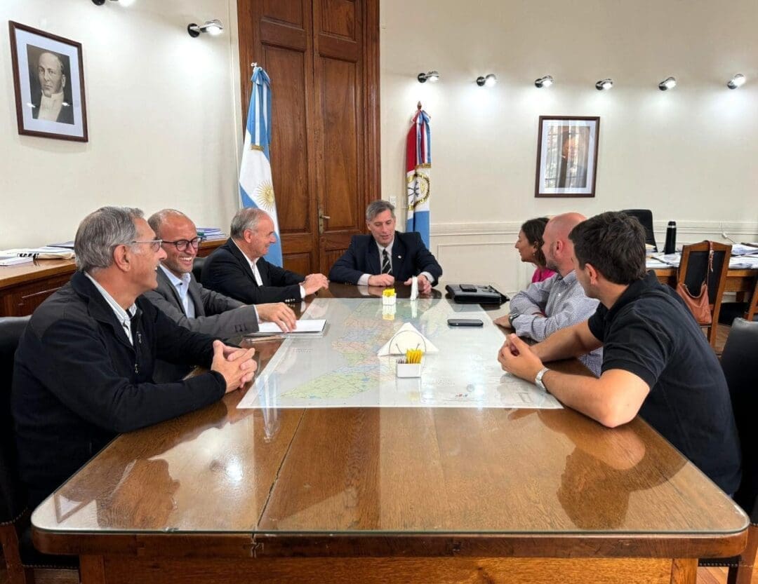 Villa Cañás: El intendente Gizzi firmó un convenio para la compra de una niveladora de arrastre y un tractor