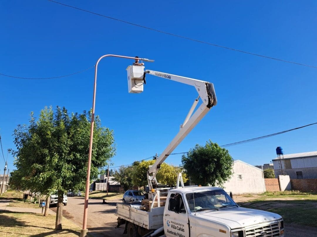 Villa Cañás avanza con la instalación de luces LED en la ciudad