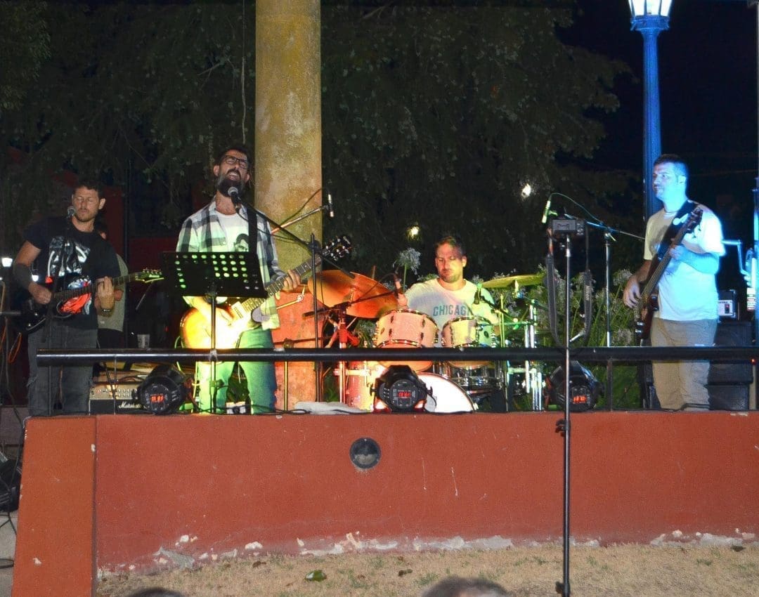 Ni la Lluvia los Detuvo: Noche a Puro Rock en Villa Cañás