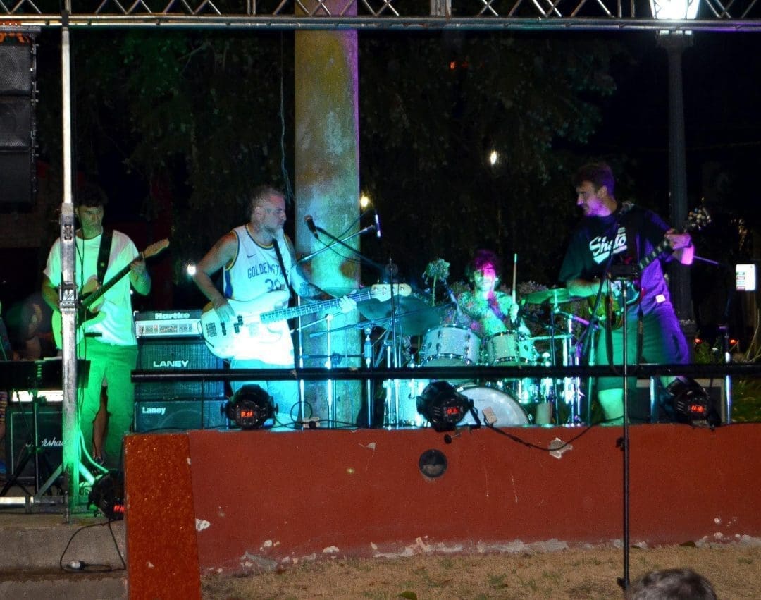 Ni la Lluvia los Detuvo: Noche a Puro Rock en Villa Cañás