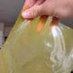 Fabrican un bioplástico con desechos de cítricos que alimenta a la tierra