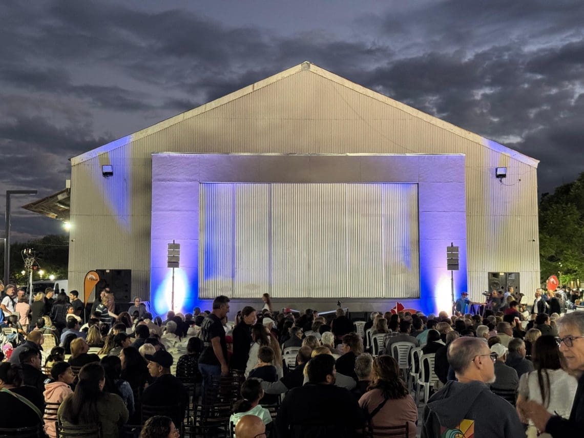 Firmat inauguró el nuevo escenario en el Galpón del Pueblo Firmat inauguró el nuevo escenario en el Galpón del Pueblo