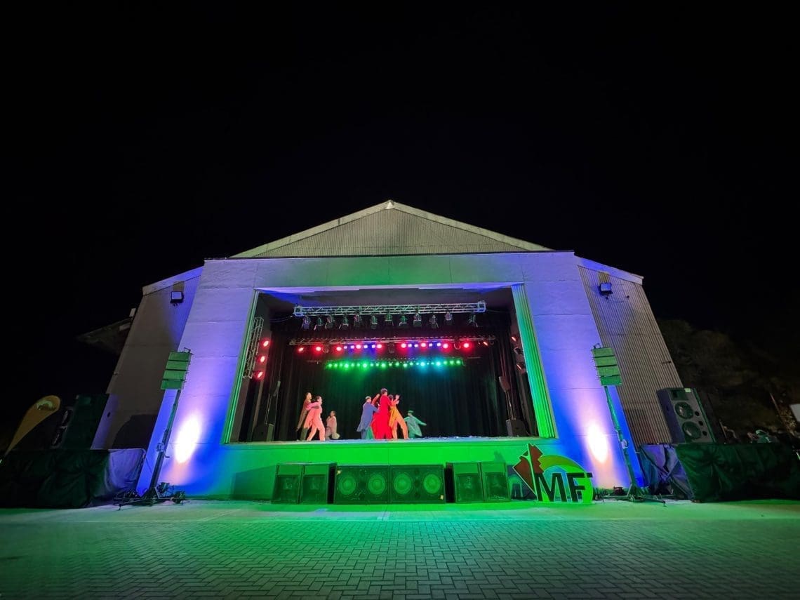 Firmat inauguró el nuevo escenario en el Galpón del Pueblo