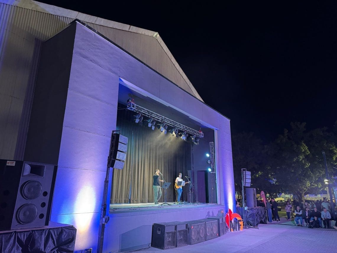 Firmat inauguró el nuevo escenario en el Galpón del Pueblo Firmat inauguró el nuevo escenario en el Galpón del Pueblo