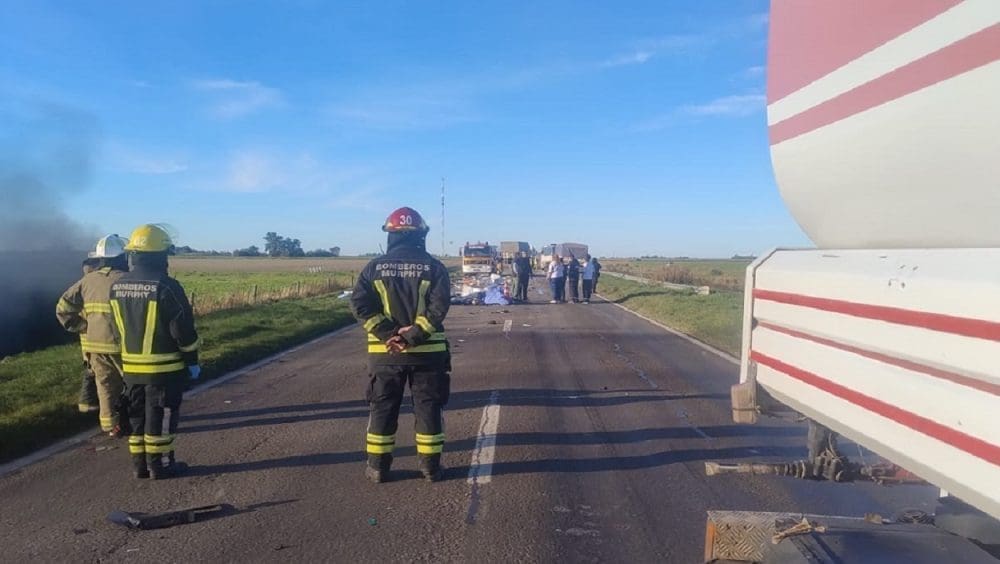 Elortondo: Una ambulancia chocó con un camión, murieron un médico y el chofer
