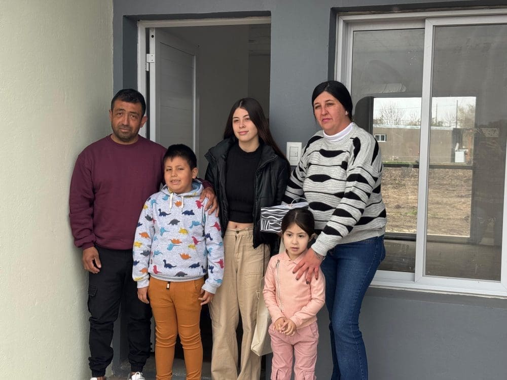 La Chispa: Di Gregorio acompañó la entrega de viviendas La Chispa: Di Gregorio acompañó la entrega de viviendas