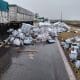 Ruta Nacional 33: Un camión despistó y volcó su carga a la altura del cruce de Elortondo