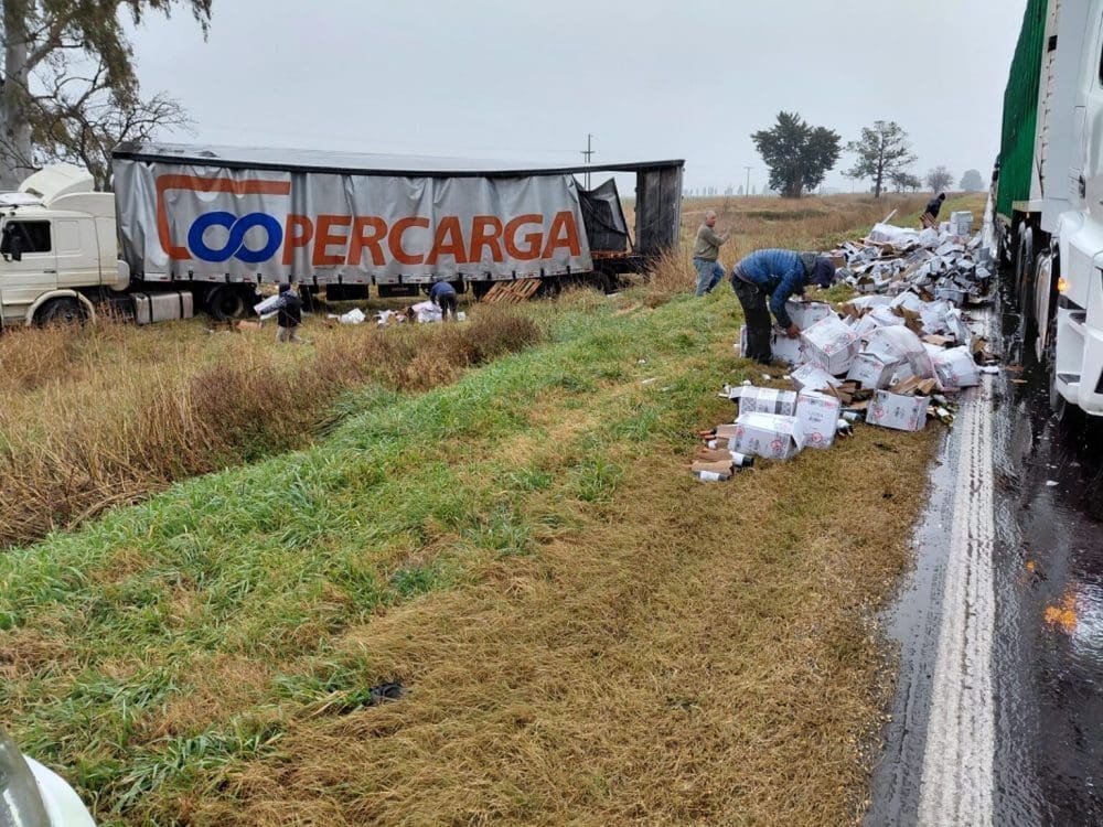 Ruta Nacional 33: Un camión despistó y volcó su carga a la altura del cruce de Elortondo Ruta Nacional 33: Un camión despistó y volcó su carga a la altura del cruce de Elortondo