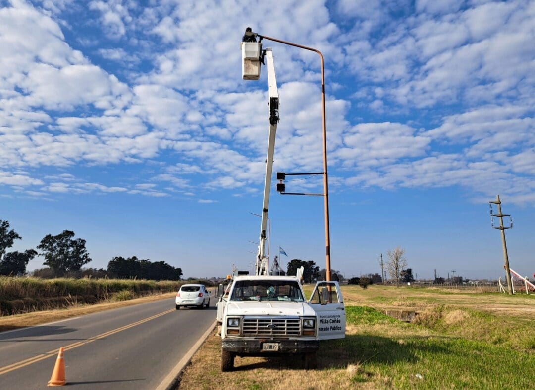 Villa Cañás: El municipio continúa con las colocaciones de luminarias LED