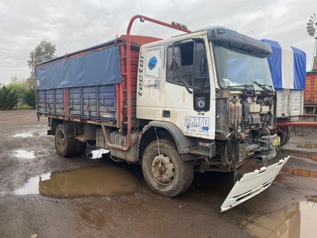 Venado Tuerto: Camionero ebrio embiste auto y poste de alumbrado