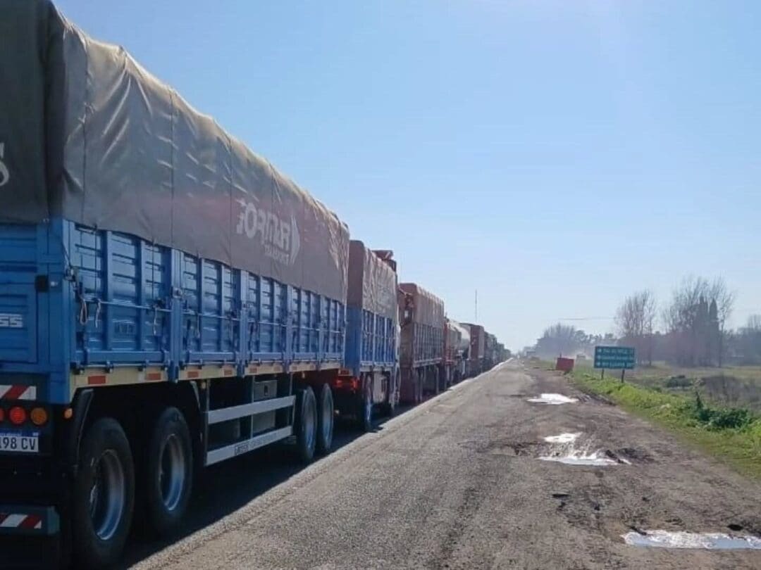 Firmat: Choque de camiones en la Ruta 33 Firmat: Choque de camiones en la Ruta 33