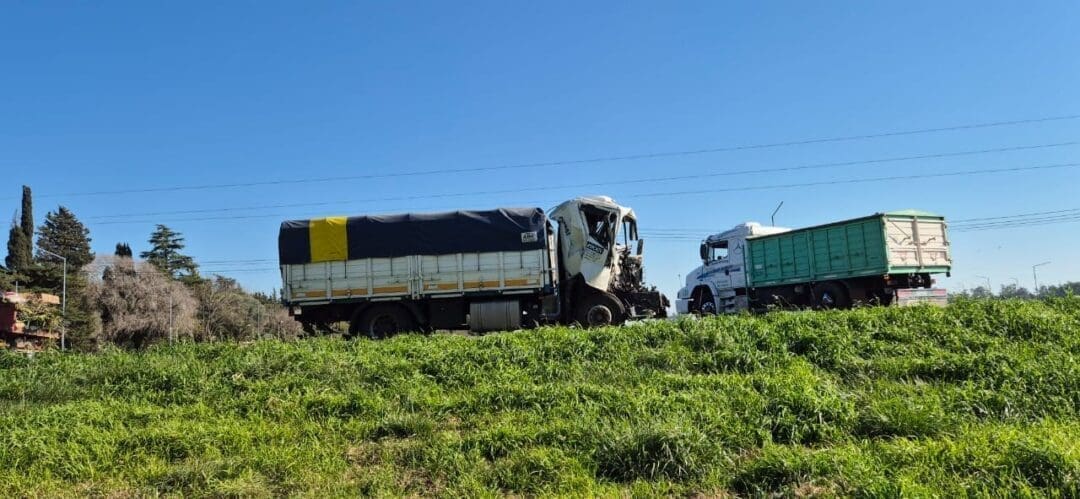 Firmat: Choque de camiones en la Ruta 33 Firmat: Choque de camiones en la Ruta 33