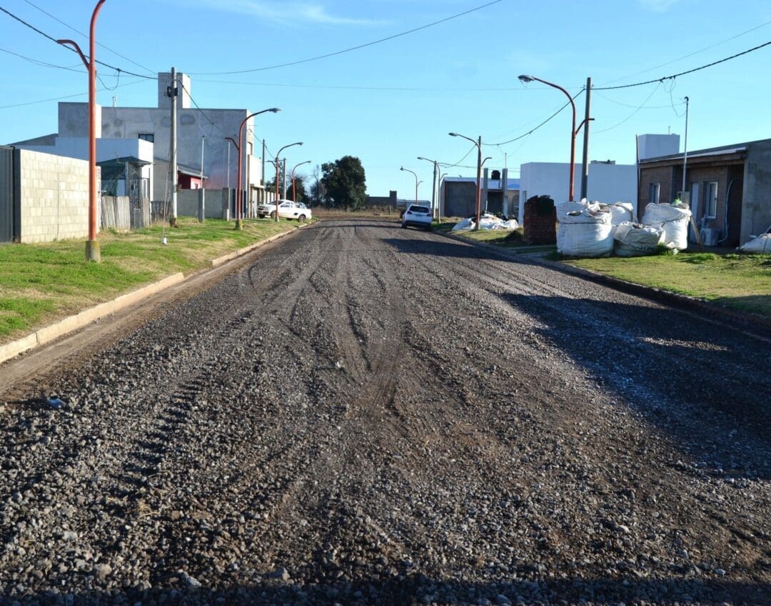 Villa Cañás: Mantenimiento y colocación de piedras en calles de la ciudad