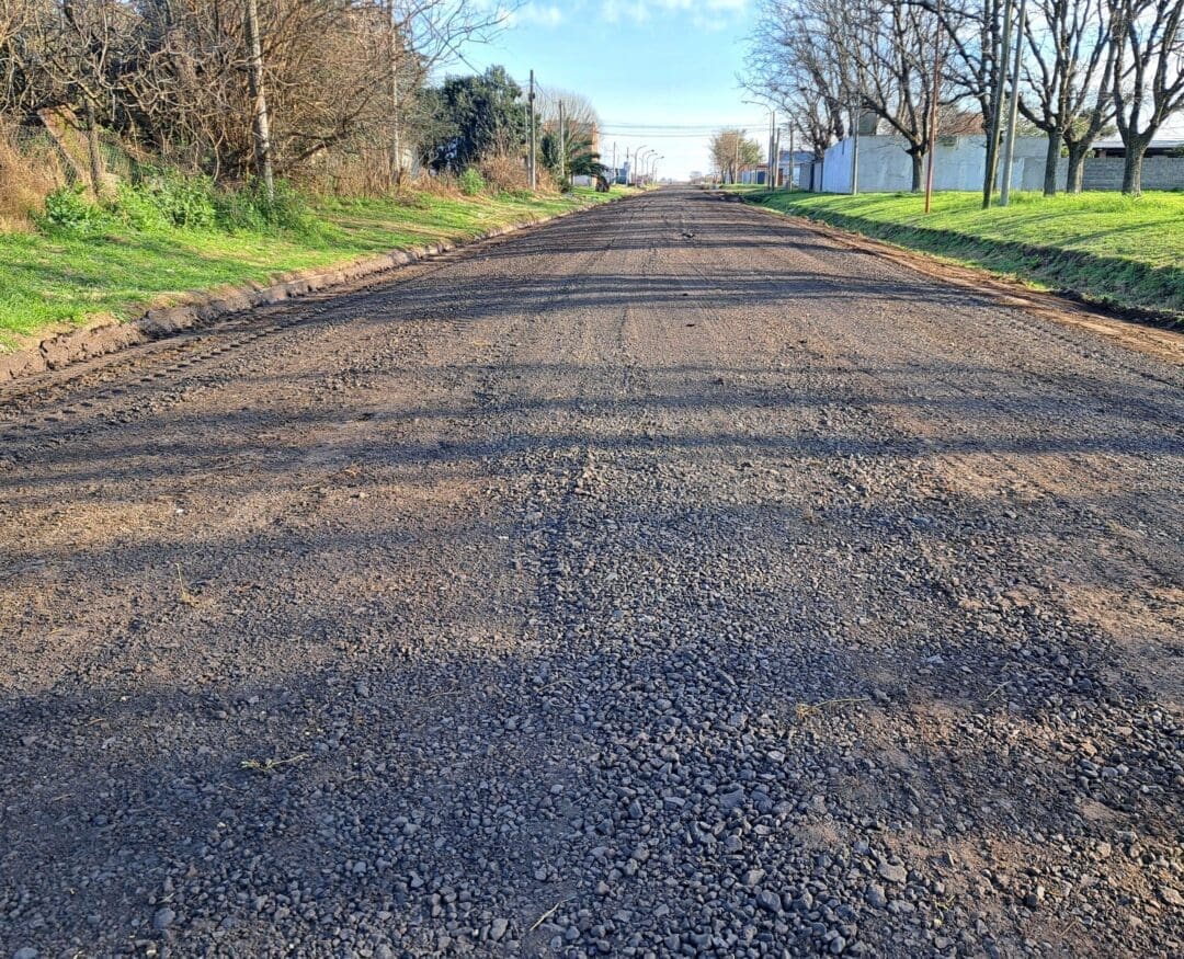 Villa Cañás: Mantenimiento y colocación de piedras en calles de la ciudad