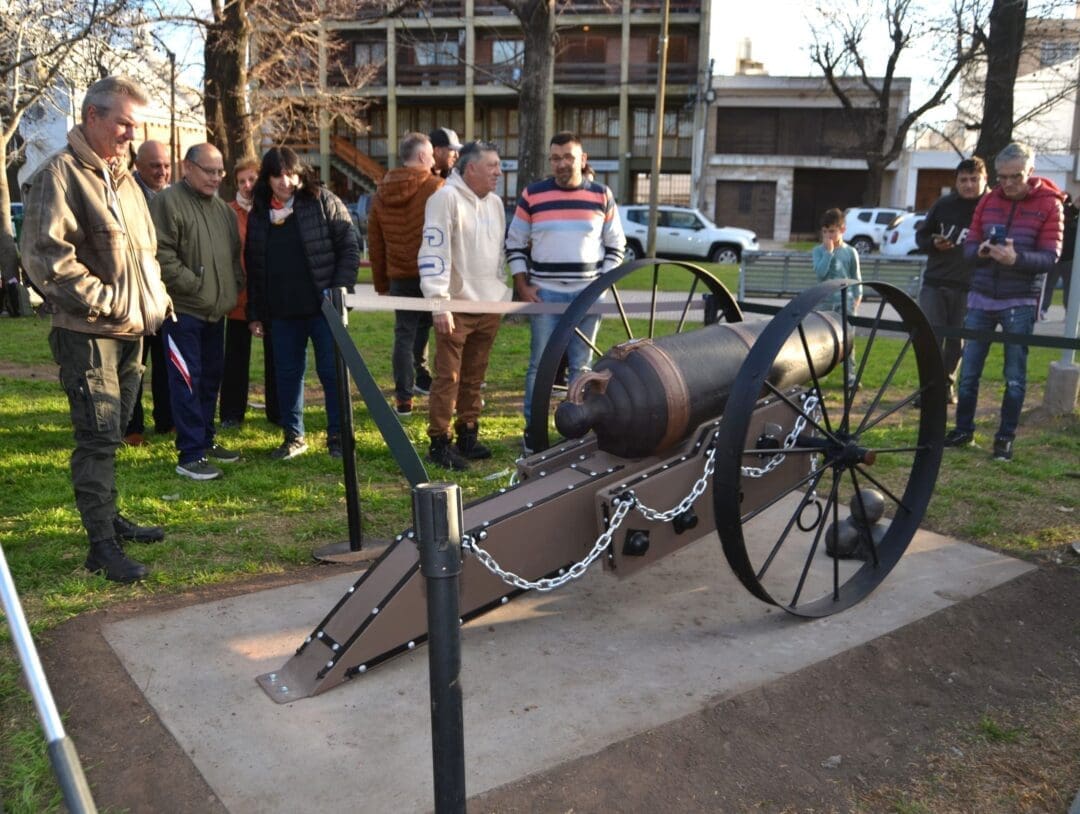 Villa Cañás: Se emplazó el Cañón de Paysandú en homenaje al General San Martín