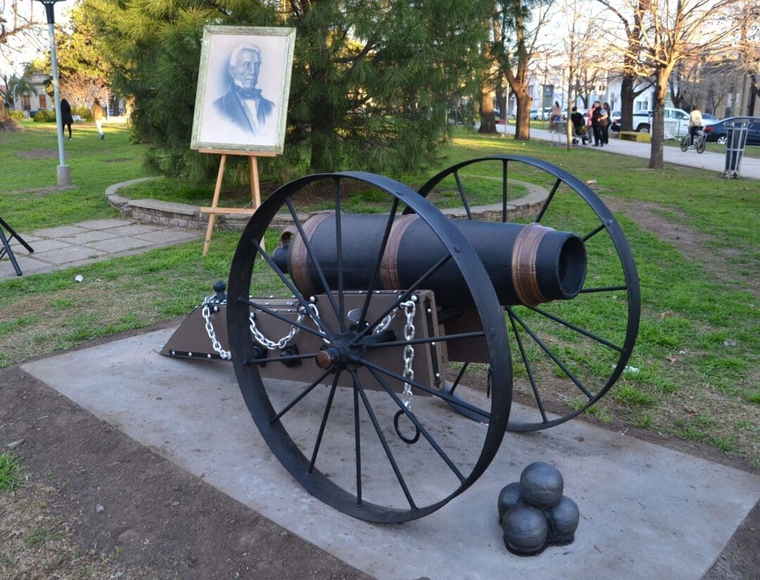 Villa Cañás: Se emplazó el Cañón de Paysandú en homenaje al General San Martín