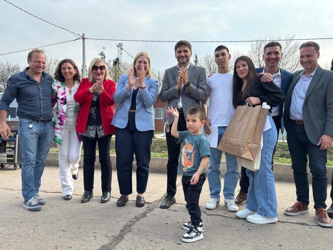 Murphy: Siete familias recibieron sus viviendas y otras siete sus escrituras