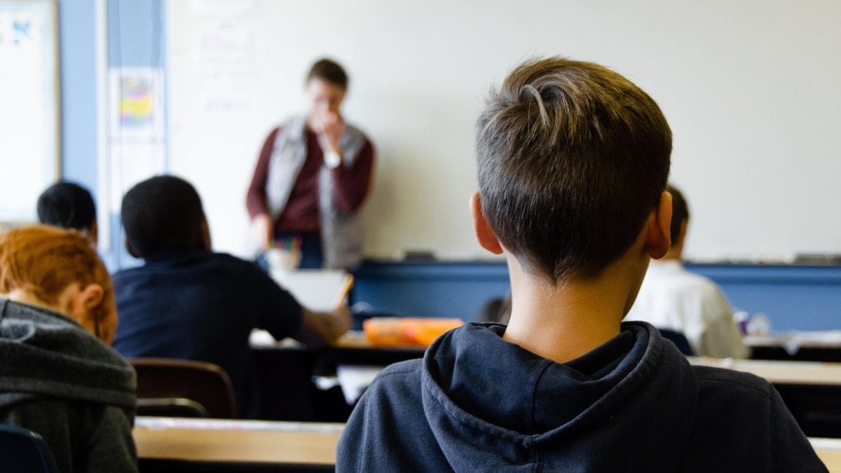 Cae la proporción de alumnos que finalizan la secundaria en tiempo y con aprendizajes satisfactorios