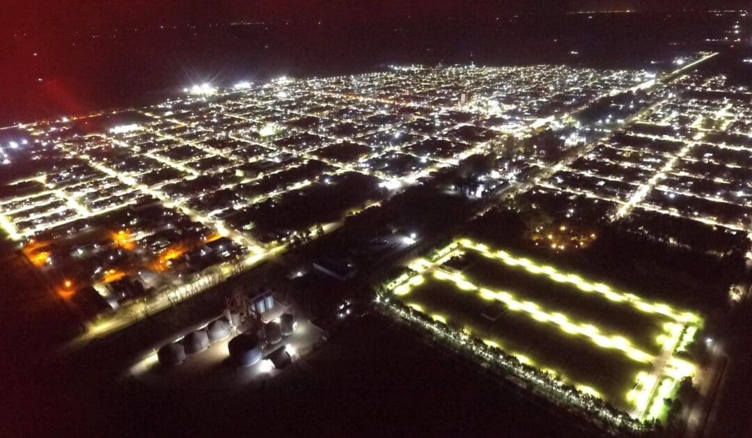 Villa Cañás: El municipio reemplazó 1.230 luminarias por tecnología LED y mejoró la iluminación de la Plaza 9 de Julio