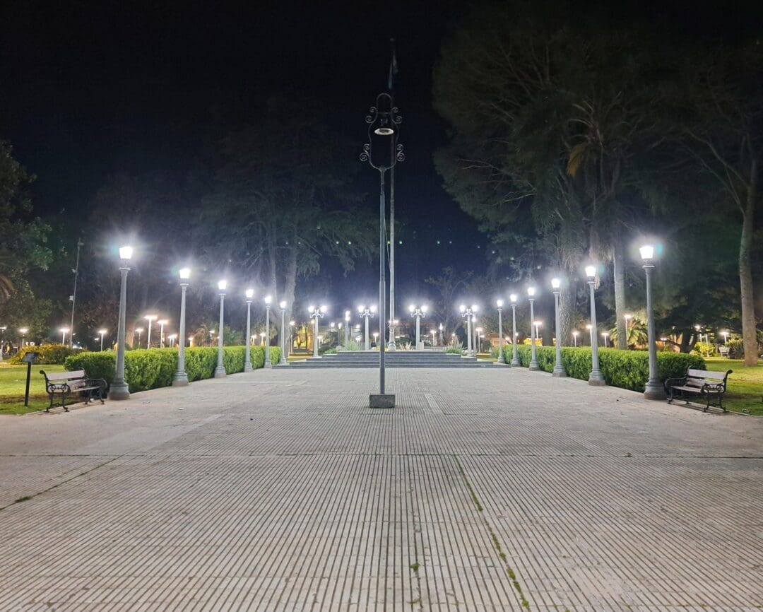 Villa Cañás: El municipio reemplazó 1.230 luminarias por tecnología LED y mejoró la iluminación de la Plaza 9 de Julio
