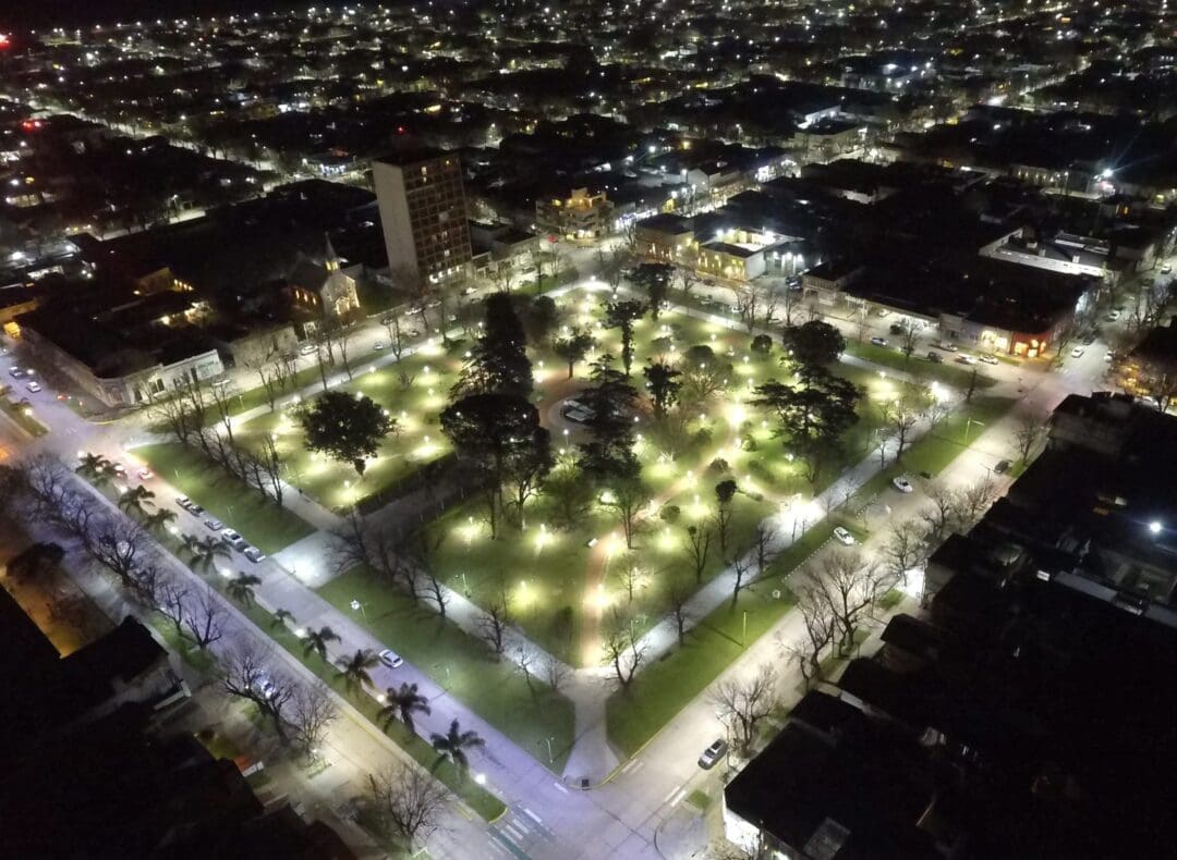 Villa Cañás reemplazó 1.230 luminarias por tecnología LED y mejoró la iluminación de la Plaza 9 de Julio