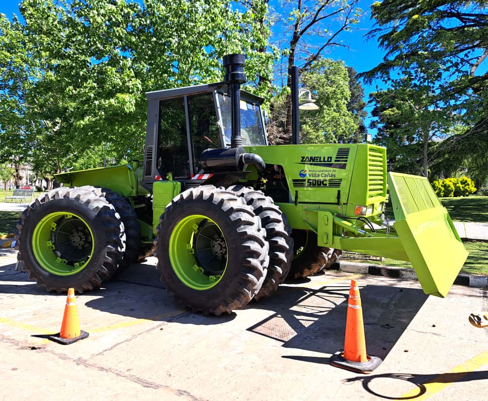 Villa Cañás: El municipio adquirió un tractor y una nueva niveladora de arrastre