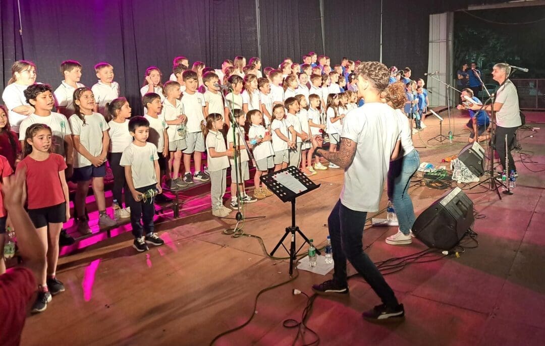 Villa Cañás celebró la segunda edición de Escuelas que Cantan con una noche colmada de música y talento infantil