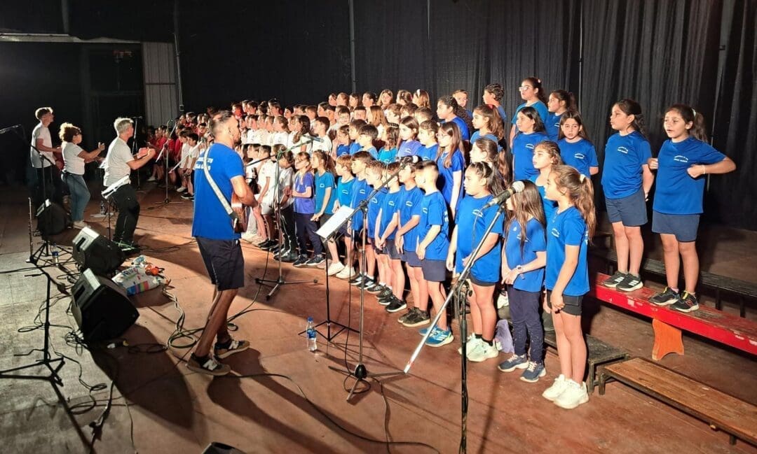 Villa Cañás celebró la segunda edición de Escuelas que Cantan con una noche colmada de música y talento infantil
