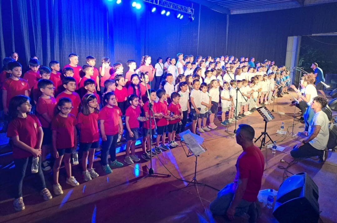 Villa Cañás celebró la segunda edición de Escuelas que Cantan con una noche colmada de música y talento infantil
