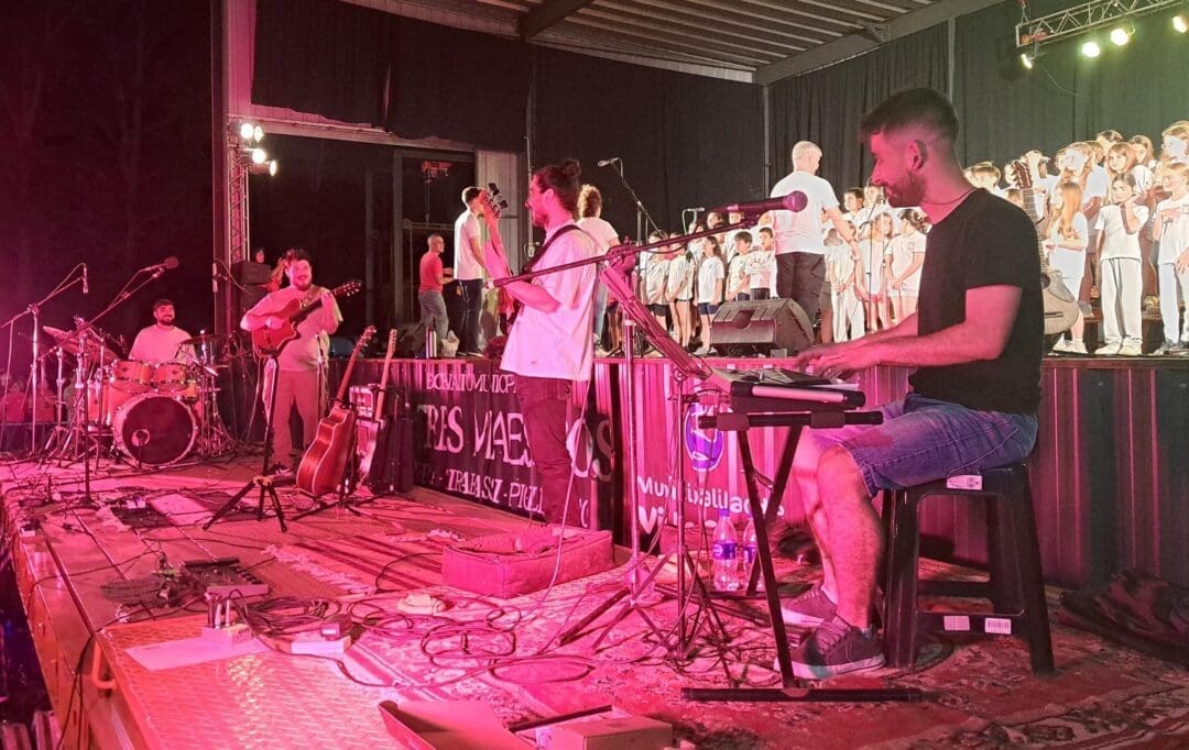 Villa Cañás celebró la segunda edición de Escuelas que Cantan con una noche colmada de música y talento infantil