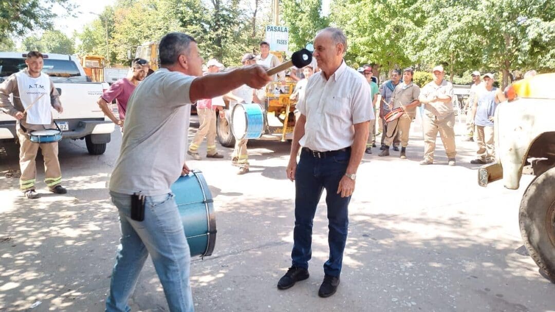 Villa Cañás: Paro por tiempo indeterminado de municipales y reclamo por estabilidad laboral