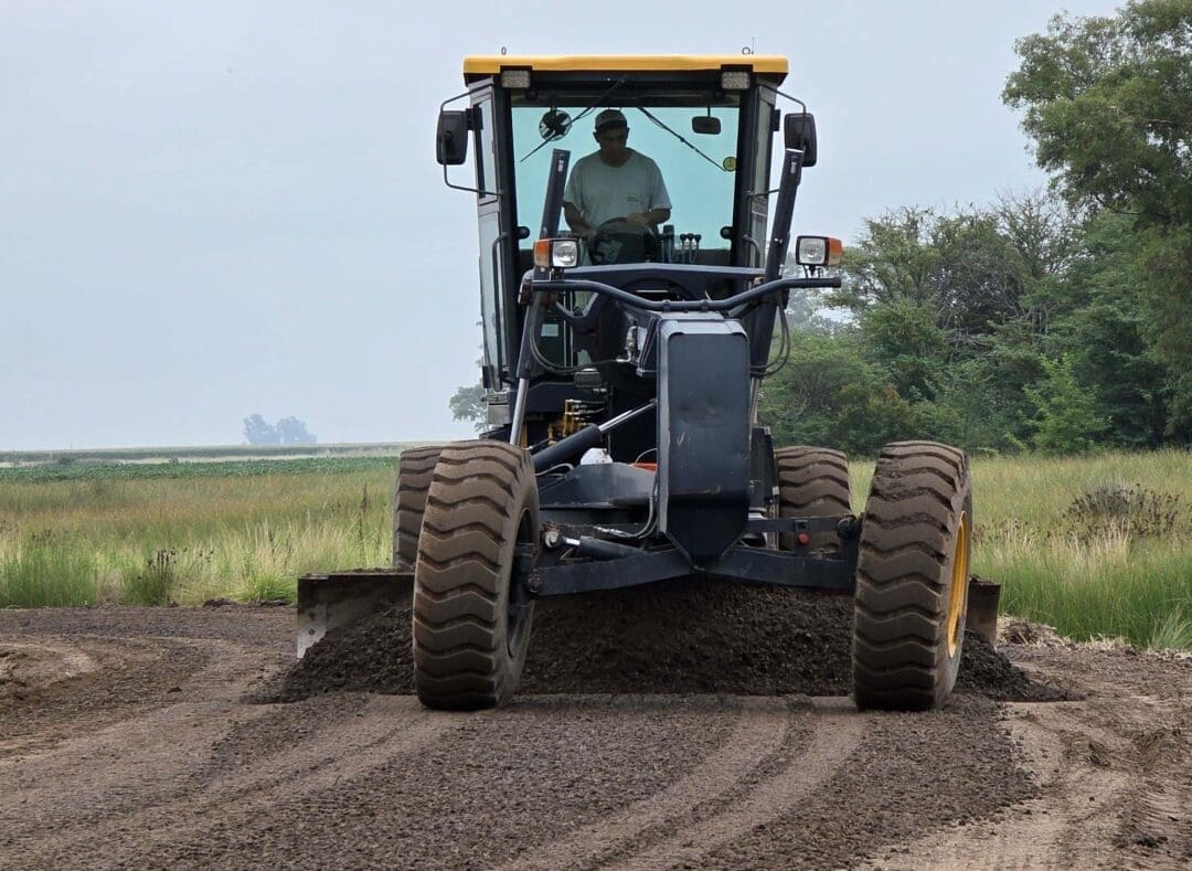 Santa Isabel: Comenzó el empedrado del camino a la laguna, una obra clave para la conectividad