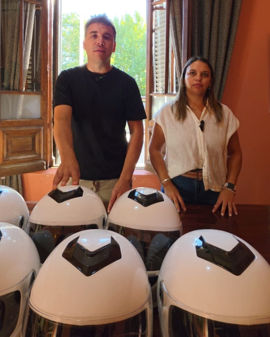 Santa Isabel impulsa el uso del casco con facilidades de pago para empleados y vecinos