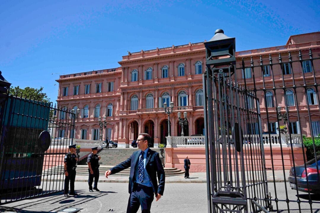 Encuesta nacional: 82% recortó gastos y 67% cree que Milei rompió su promesa anticasta