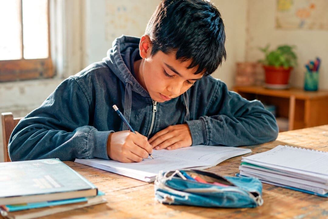 Darán becas de 100 mil pesos por mes a estudiantes: Quiénes podrán acceder y cómo anotarse