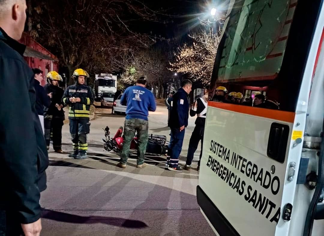 Villa Cañás: Un motociclista resultó herido tras un choque con un automóvil y fue trasladado al hospital