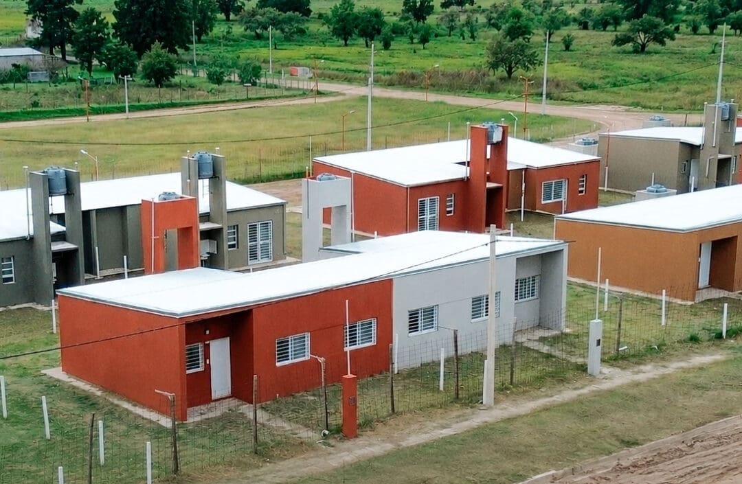 General López: La Provincia inaugura una escuela, entrega viviendas y escrituras