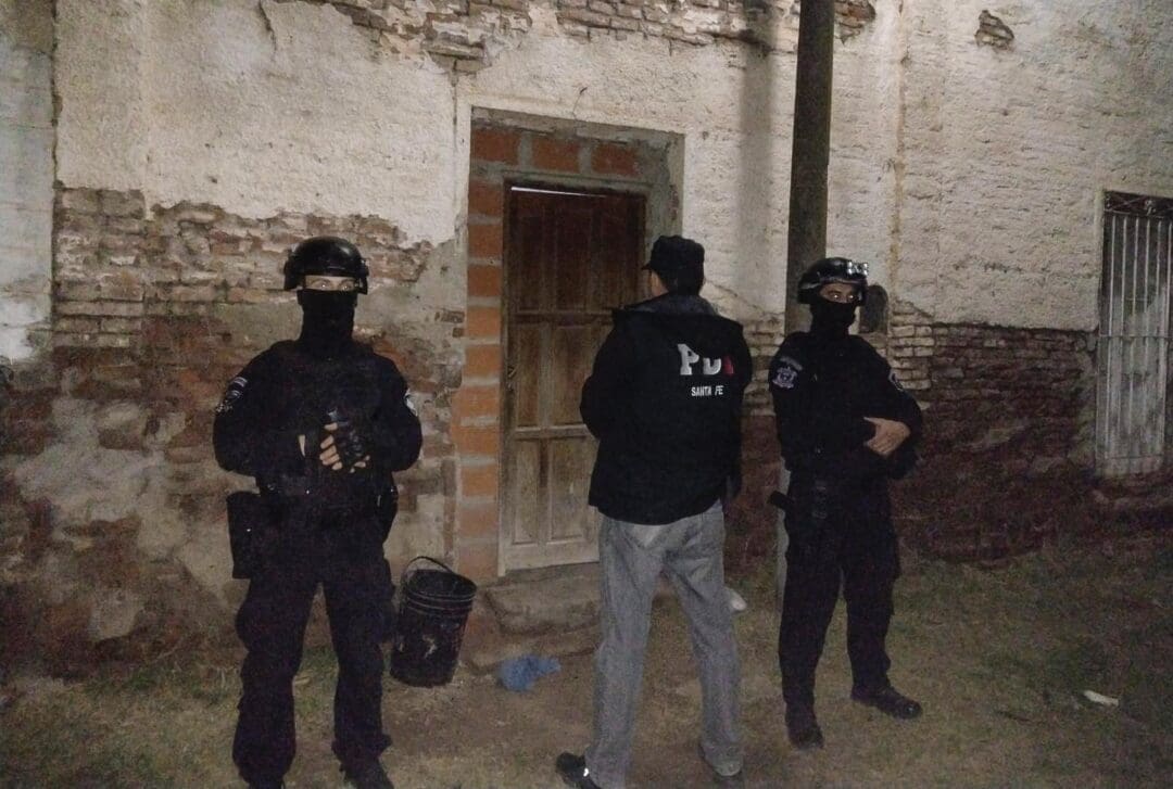 Melincué: Cinco allanamientos por microtráfico terminaron con cuatro detenidos Melincué: Cinco allanamientos por microtráfico terminaron con cuatro detenidos