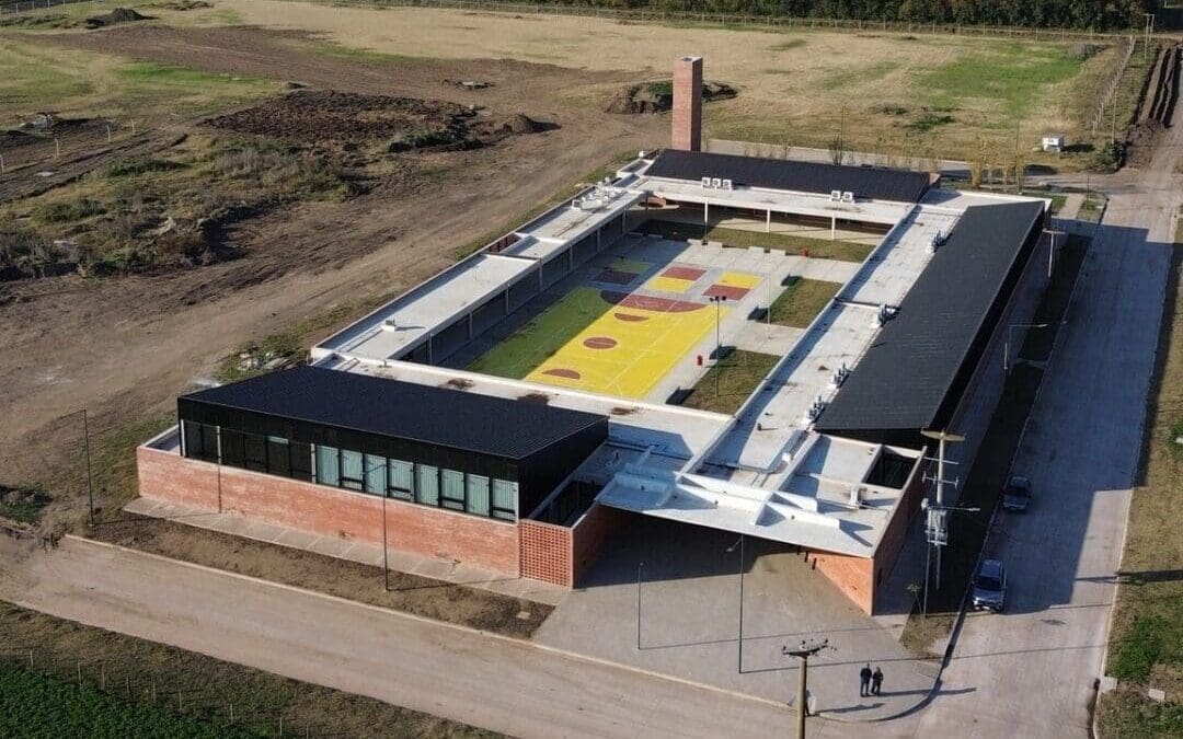 General López: La Provincia inaugura una escuela, entrega viviendas y escrituras