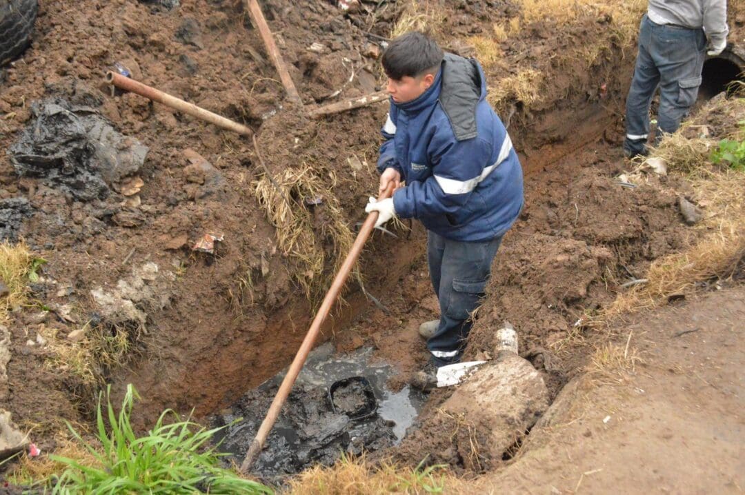 Avanza el mantenimiento de desagües en Venado Tuerto