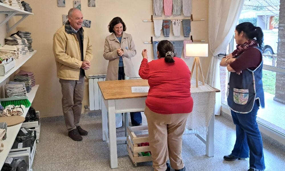 Villa Cañás: Di Gregorio recorrió proyectos y reconoció a un biotecnólogo