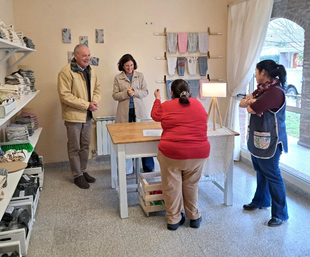 Villa Cañás: Di Gregorio recorrió proyectos y reconoció a un biotecnólogo